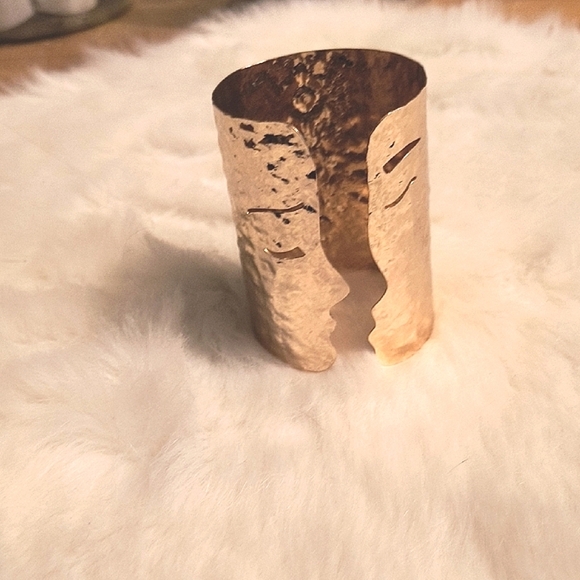 Textured Gold Tone Cuff Bracelet. Great Condition. - Picture 1 of 4